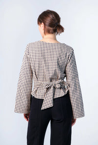 Rückansicht der Bluse Paloma mit Knotendetail