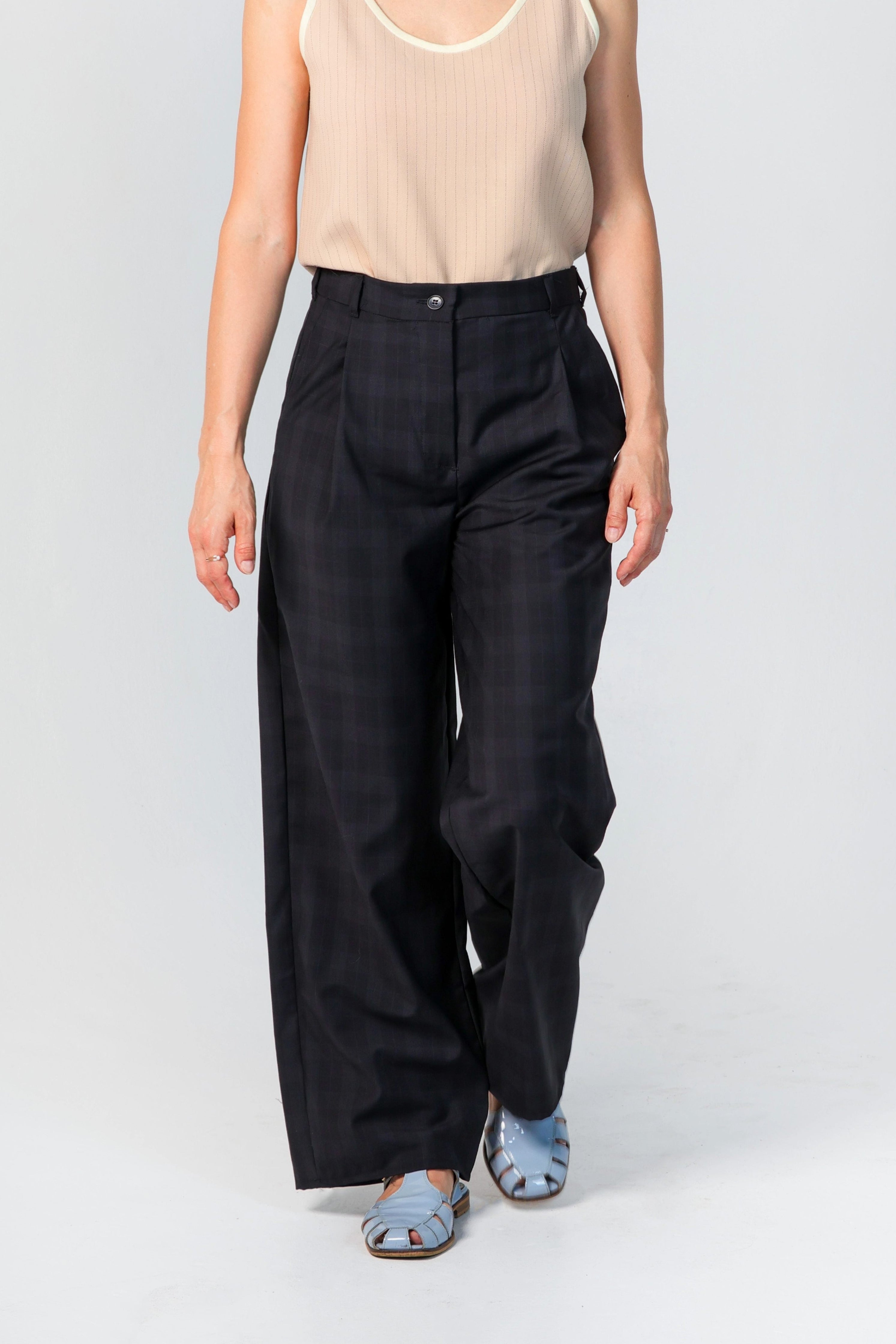 Bundfaltenhose Liv mit weitem Bein und seitlichen Eingriffstaschen in Schwarz