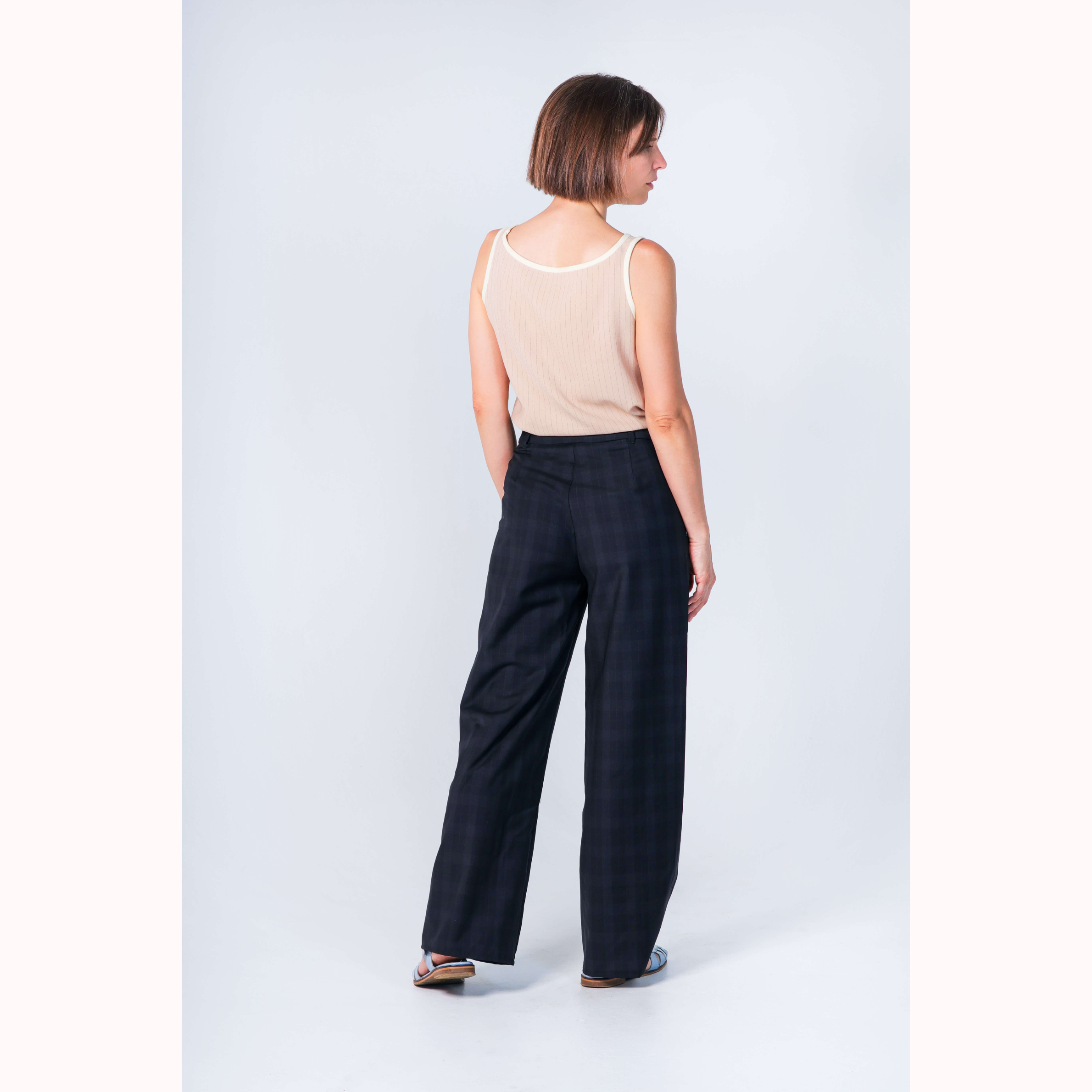 Hose-Liv-schwarz-Top-Bruna-beige-quadrat.png