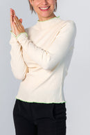 Detail von Kragen und Rollsäumen an Longsleeve Suki mit angeschnittenem Kragen