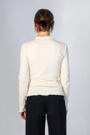Rückansicht des taillierten Langarmshirts Suki mit mock neck und Rollsäumen