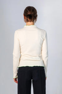 Rückansicht des taillierten Langarmshirts Suki mit mock neck und Rollsäumen