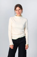 Langarmshirt Suki mit Stehkragen in cremefarbenem Ripp-Jersey mit limettengrünem Rollsaum