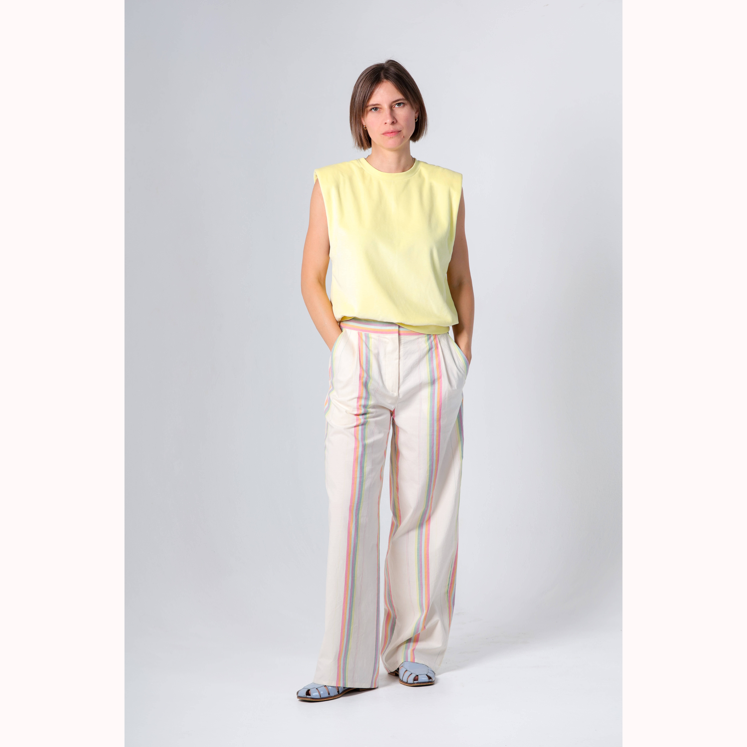 Pullunder-Lira-Bundfaltenhose-Liv-quadrat.png