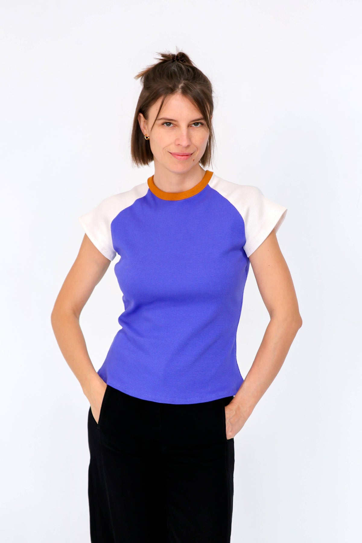kurzärmliges schmales T-Shirt mit Raglanärmeln in Colorblocking