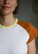 Detailansicht von Ärmel und Halsausschnitt von Shirt Pola mit kurzen Raglanärmeln und Colorblocking