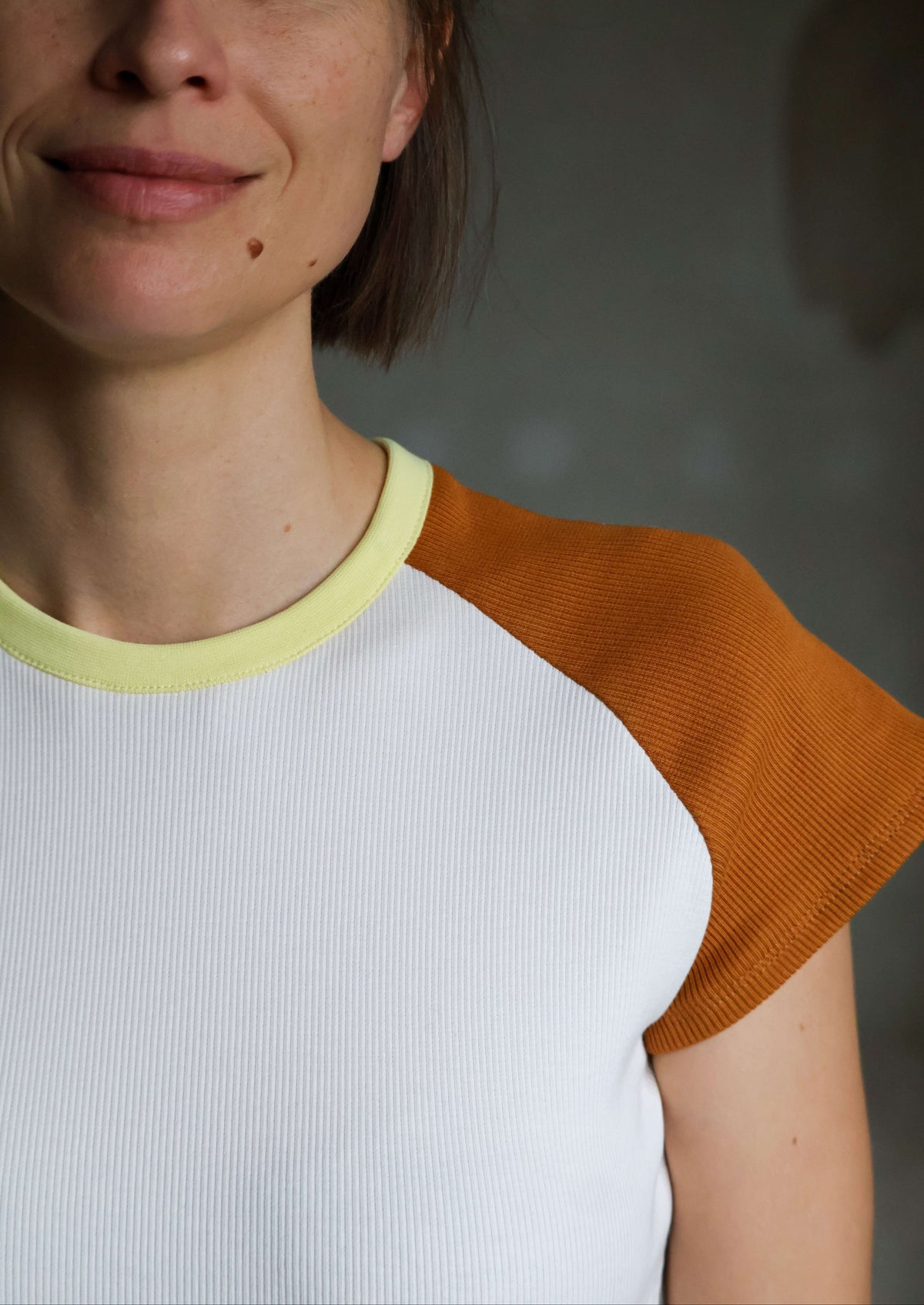 Detailansicht von Ärmel und Halsausschnitt von Shirt Pola mit kurzen Raglanärmeln und Colorblocking