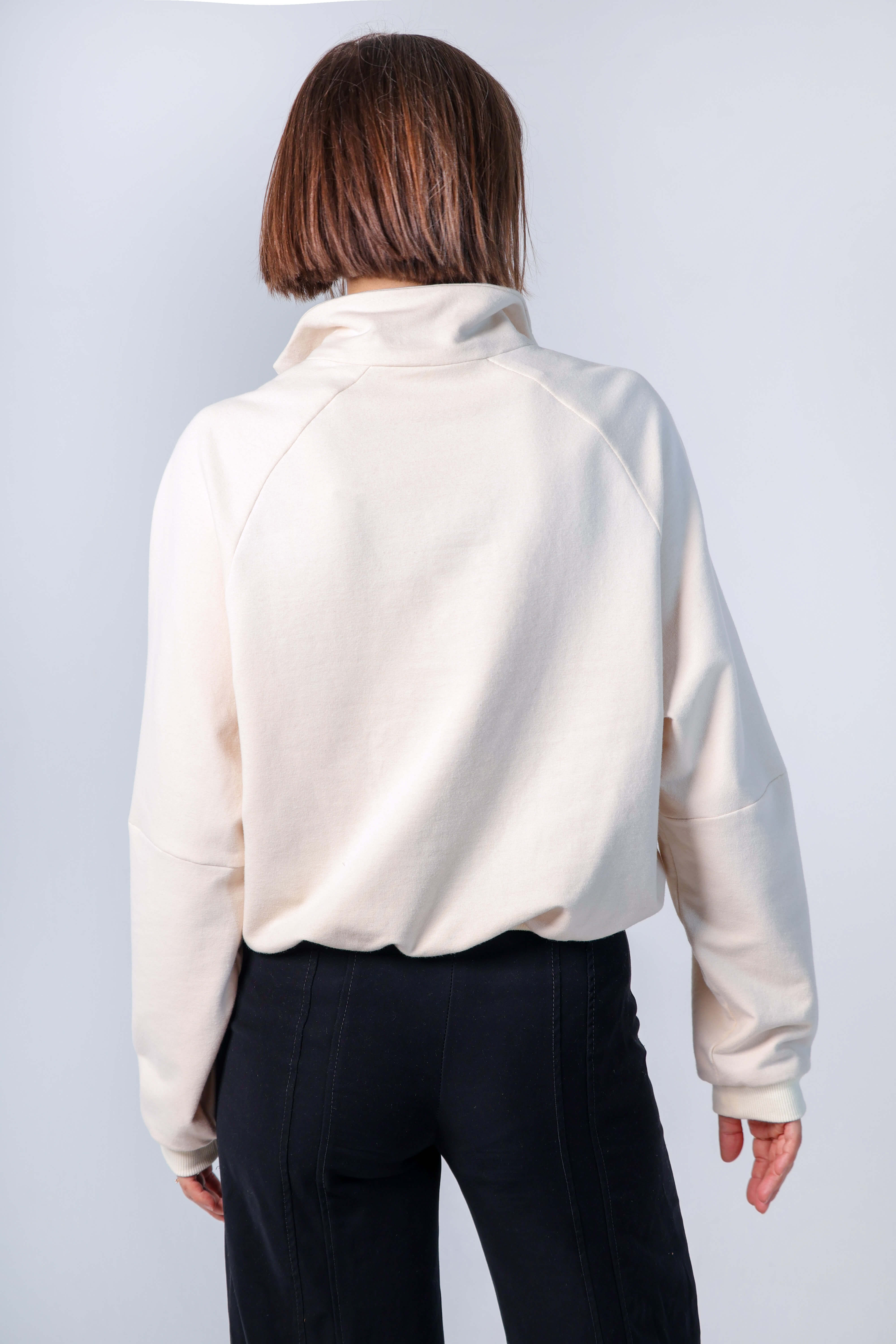 Troyer Raglan Sweatshirt mit weiten Ärmeln in der Rückansicht