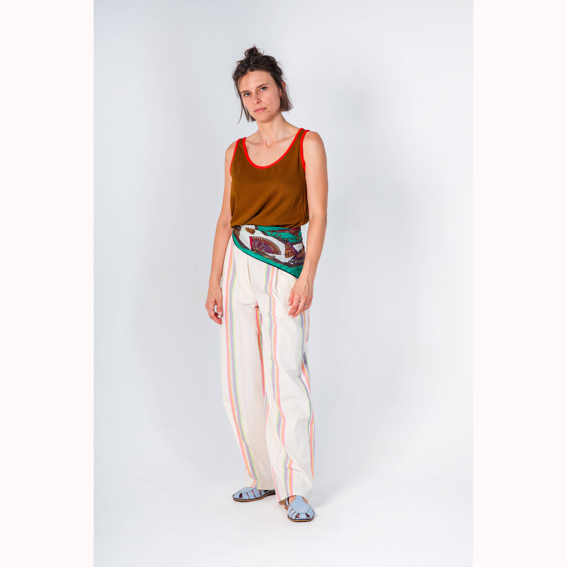 Traegertop-Bruna-Bundfaltenhose-Biobaumwolle.png