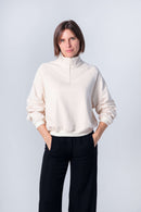 Raglanpullover mit Zipper aus cremefarbener Bio-Baumwolle, geschlosen