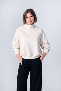 Raglanpullover mit Zipper aus cremefarbener Bio-Baumwolle, geschlosen