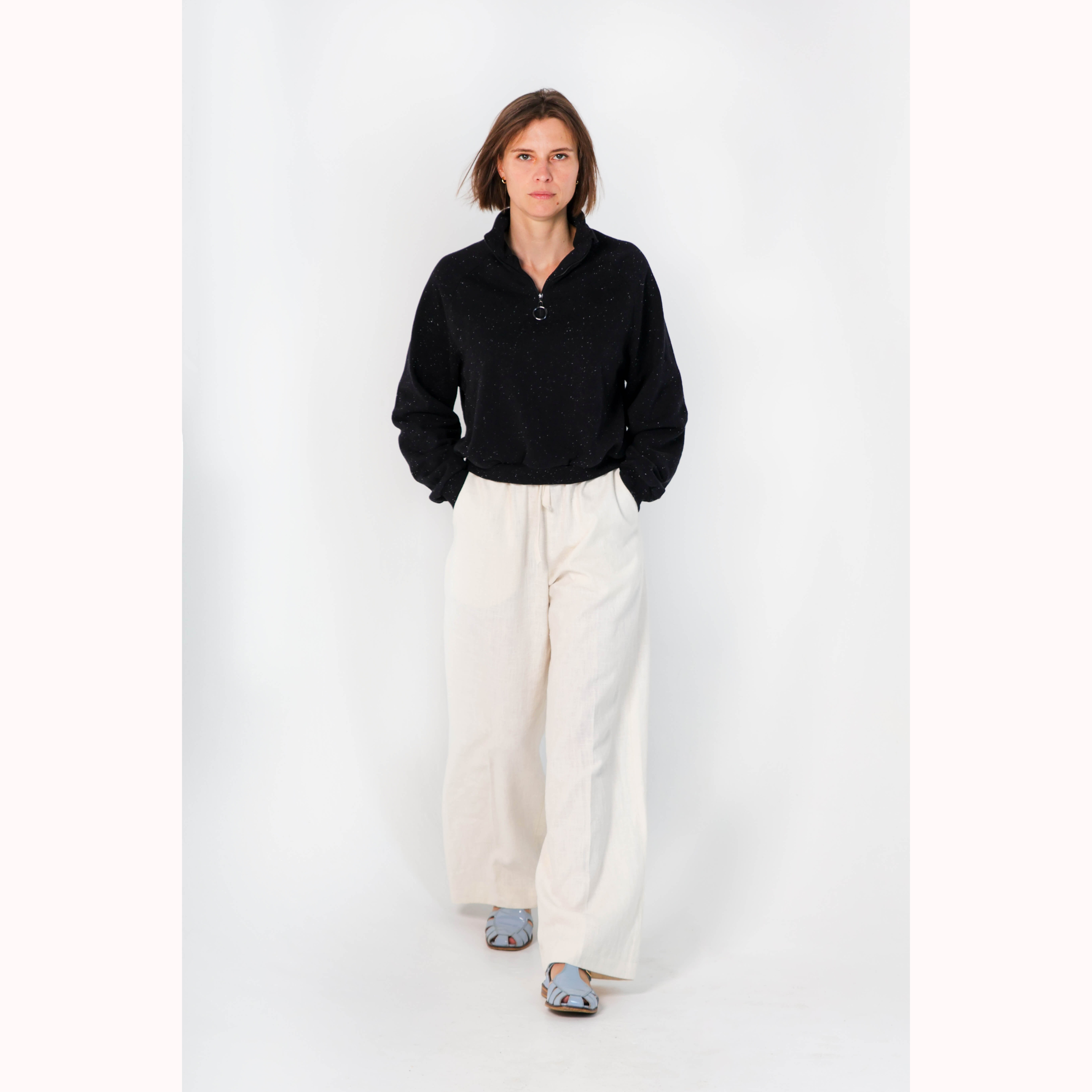Troyer-schwarz-weite-Hose-weiss-quadrat.png