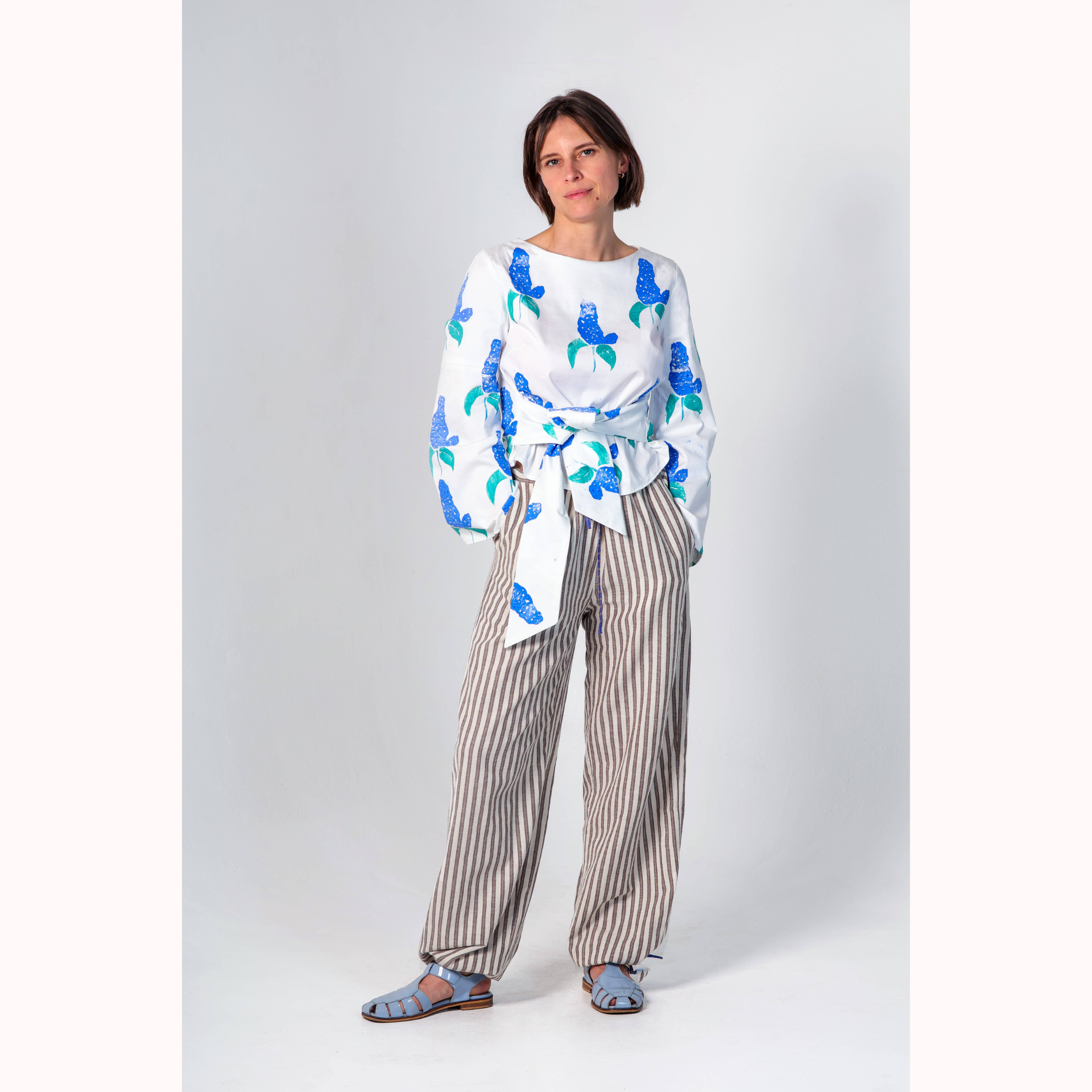 Wickelbluse-Blumenprint-Geniehose-Streifen_4af7b097-80cc-416f-bf9e-edf4cec7e708.png