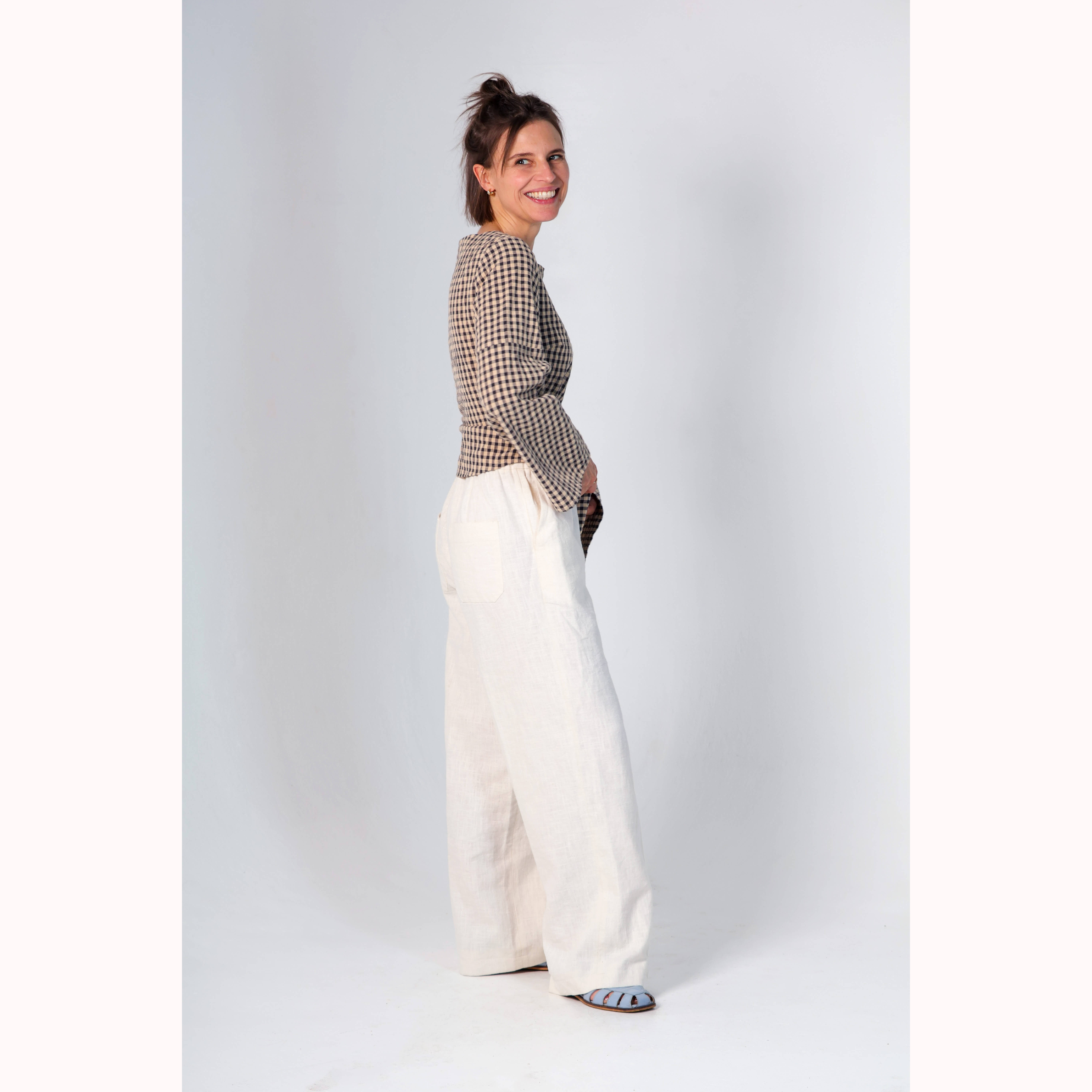 Wickelbluse-Vichykaro-Leinenhose-weiss-quadrat.png