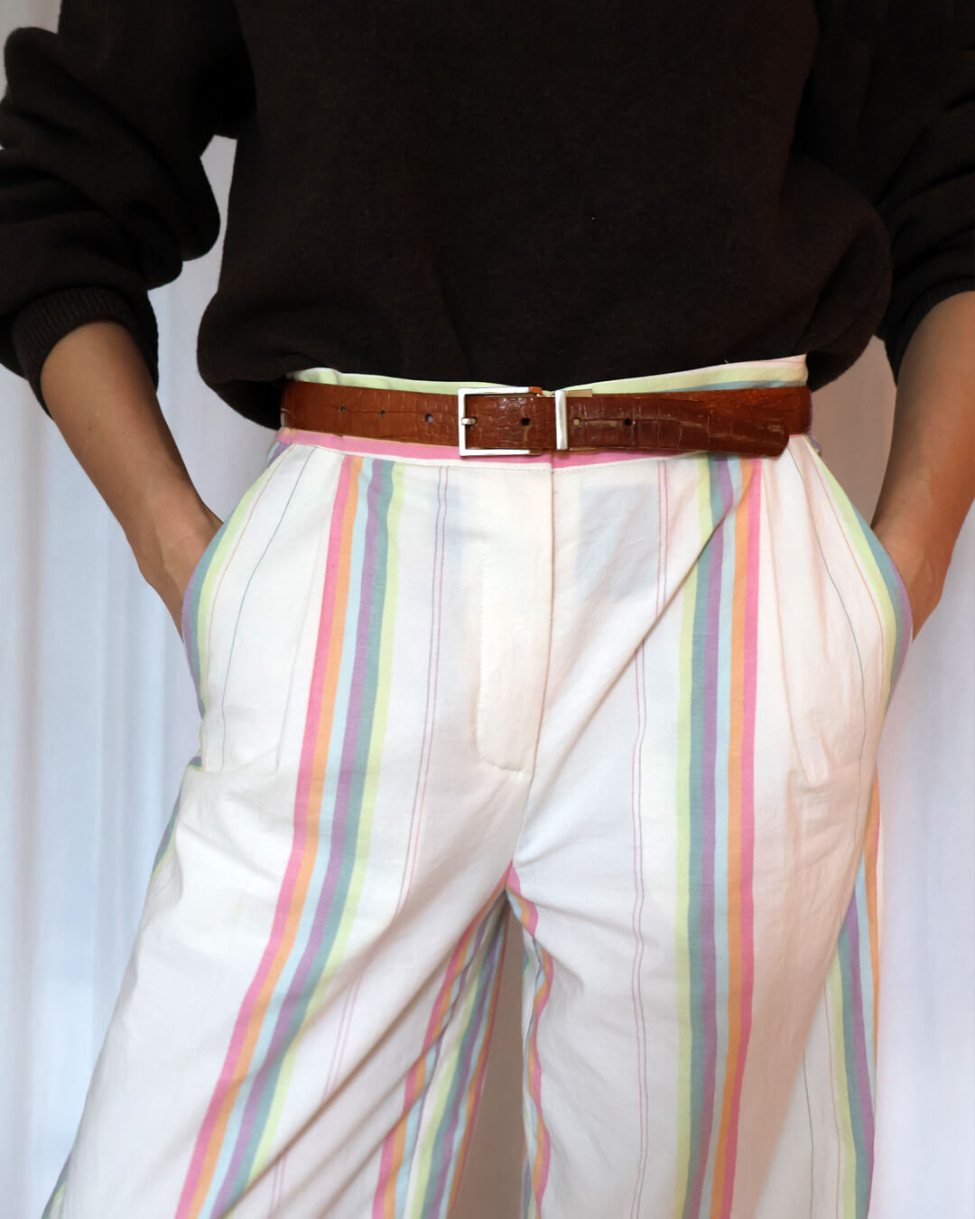 Detailansicht der Bundfaltenhose Liv in bunt gestreift