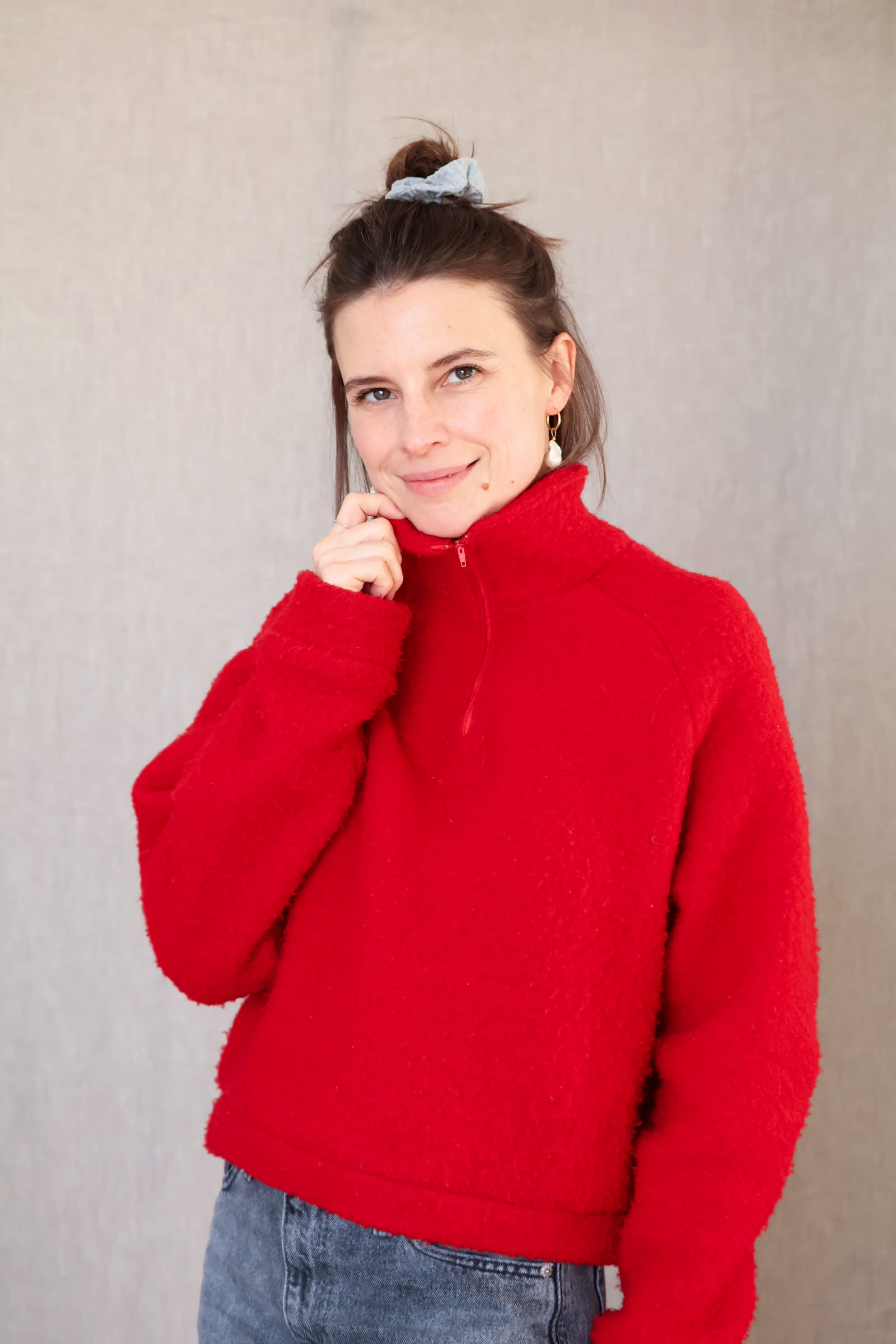Detail des Troyer-Kragens mit Reißverschluss bei Sweatshirt Alice