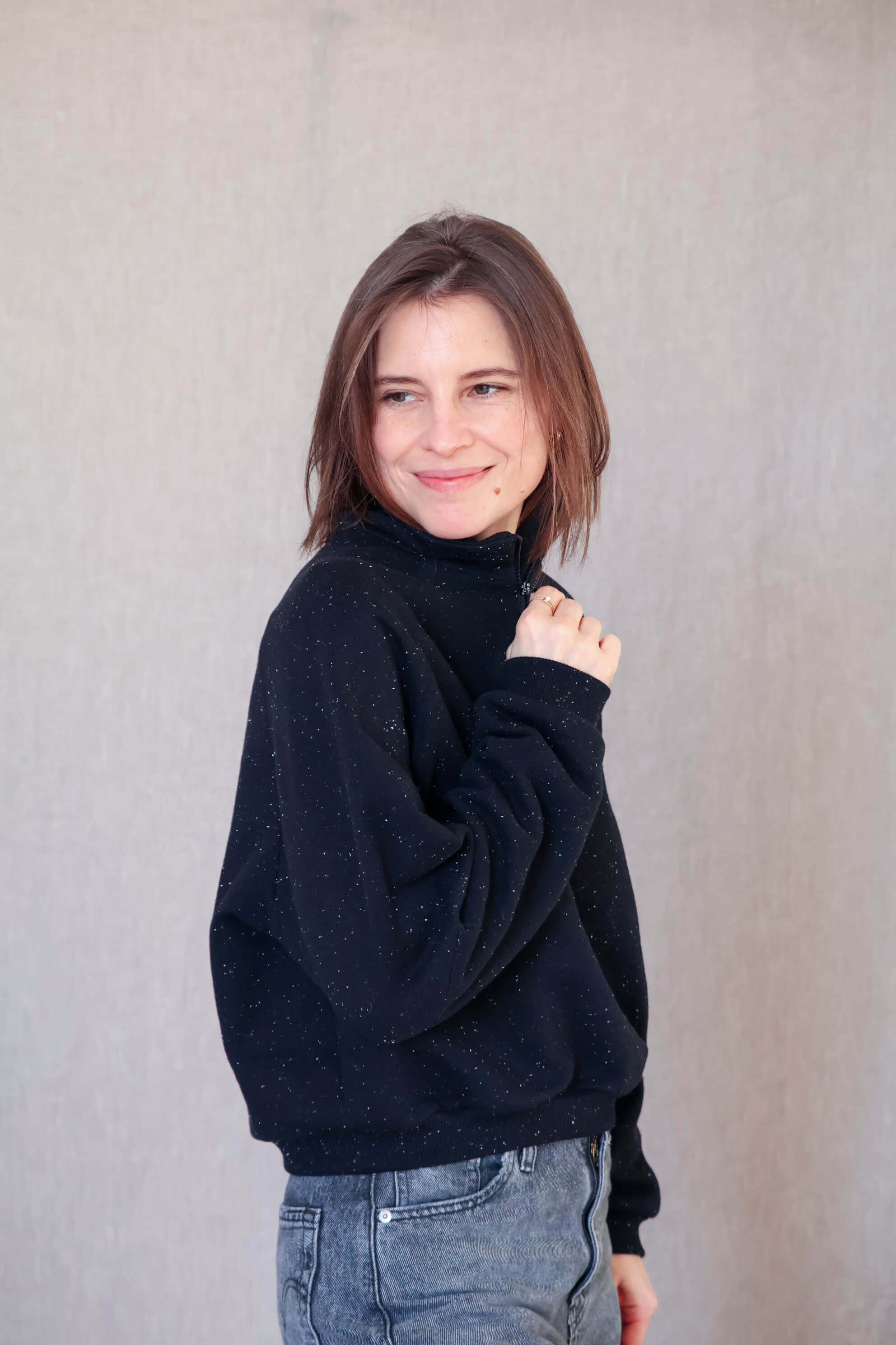 Seitenansicht des Troyer-Kragens mit Reißverschluss bei Sweatshirt Alice