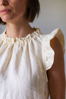 Detailansicht des breiten Ärmelvolants aus blassgelbem Leinen an Kleid Muriel 