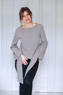 Ansicht von Wickelbluse Paloma aus Seersucker mit offenen Bindebändern.