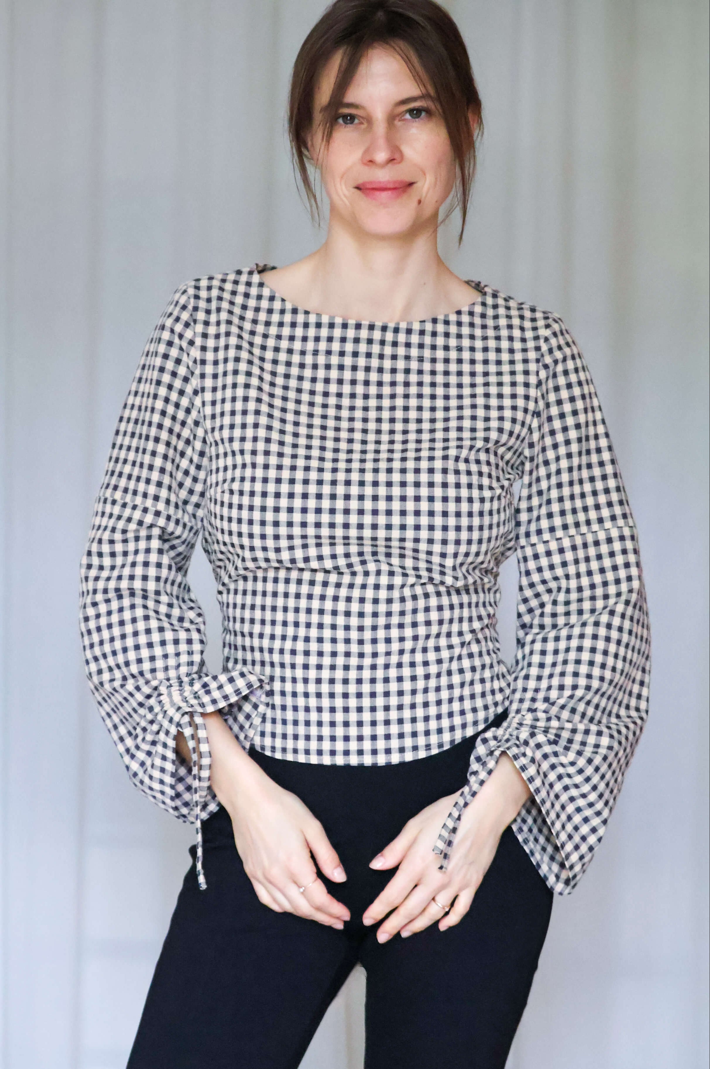 Detail der Ärmel mit Raffung von Wickelbluse Paloma