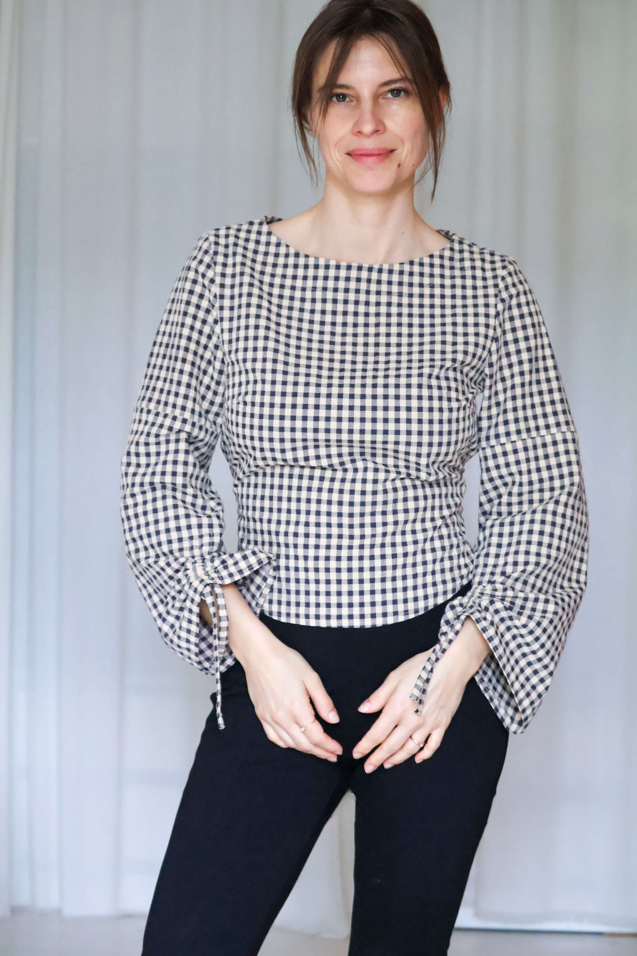 Bluse Paloma mit Bindebändern, U-Boot-Ausschnitt und Schlagärmeln
