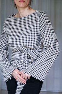 Detailansicht der Wickelbluse Paloma mit ausgestellten Ärmeln aus Seersucker. 