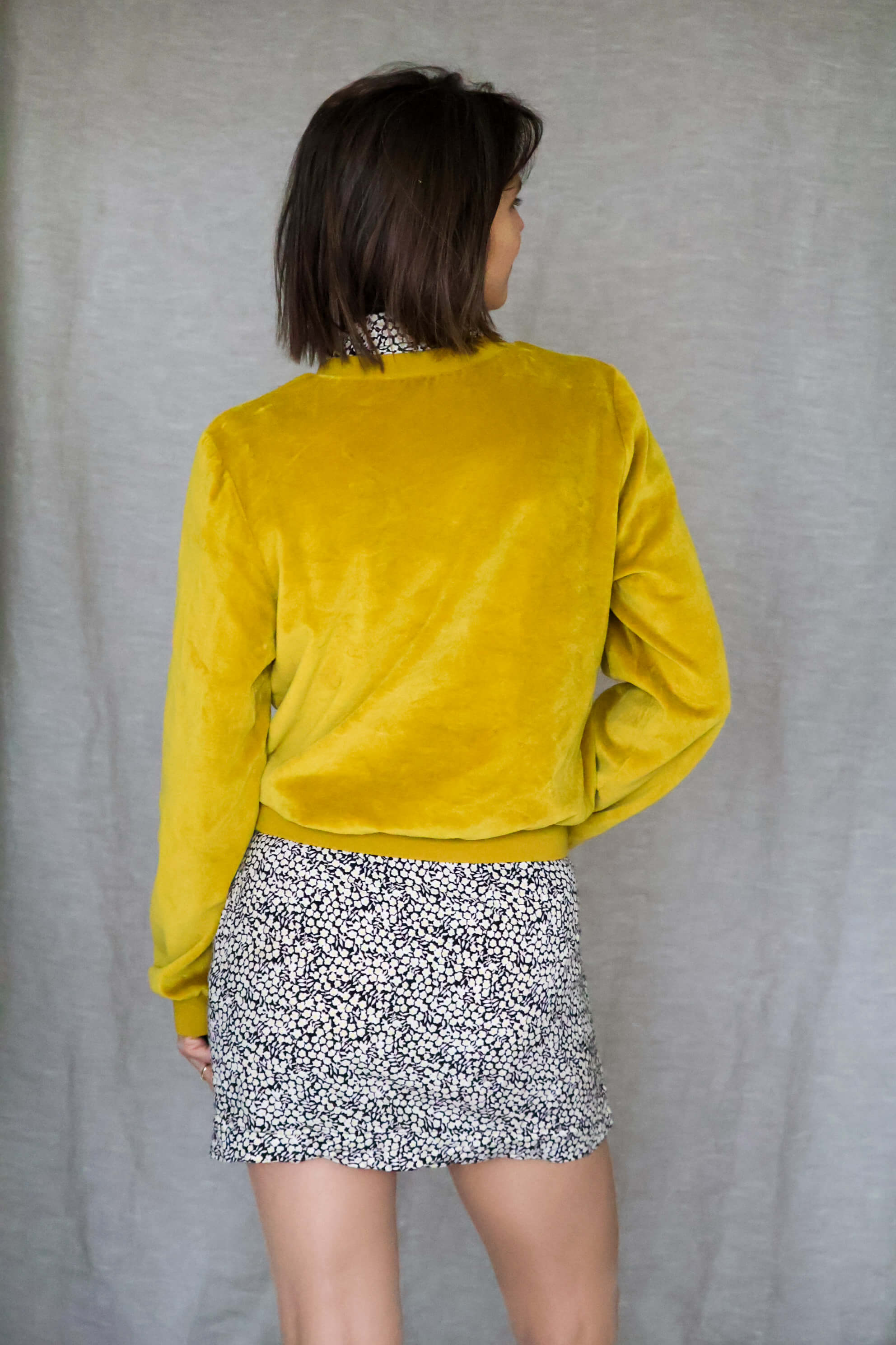 Rückansicht des Basic Pullovers Laurie