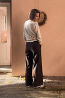Schlupfhose Dora für Damen mit weitem Bein Rückansicht