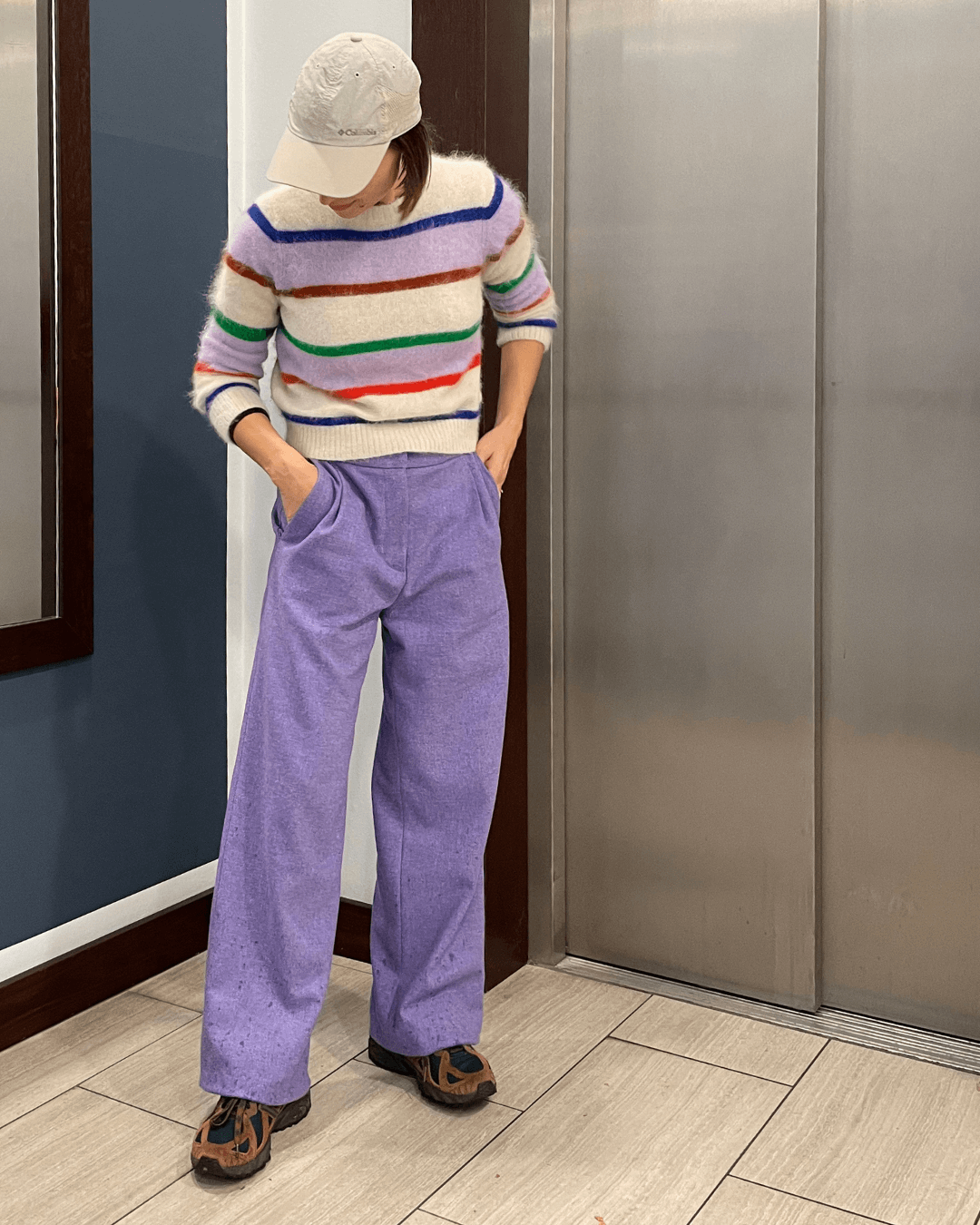 Hose Liv aus violetter Wolle, kombiniert mit einem bunt gestreiften Strickpullover